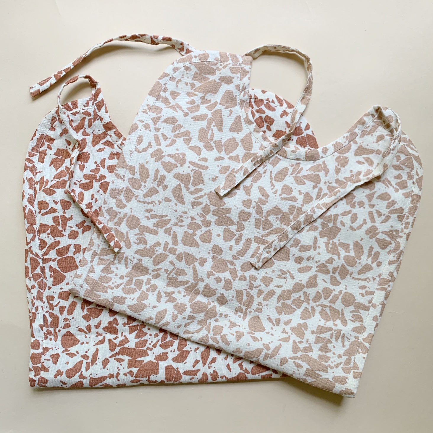 Haps Nordic Sui Muslin Bib Bib Warm Terrazzo